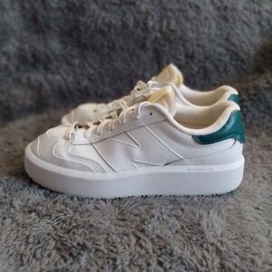 New Balance Men’s Size 8 White Platform Sneakers with Green Heel Accent
